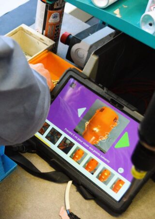 Frédéric de l'ESATCO de Rezé utilise le logiciel AUTICIEL sur le tablette pour faire le montage complet d'un sèche-mains reconditionné REBORN by JVD